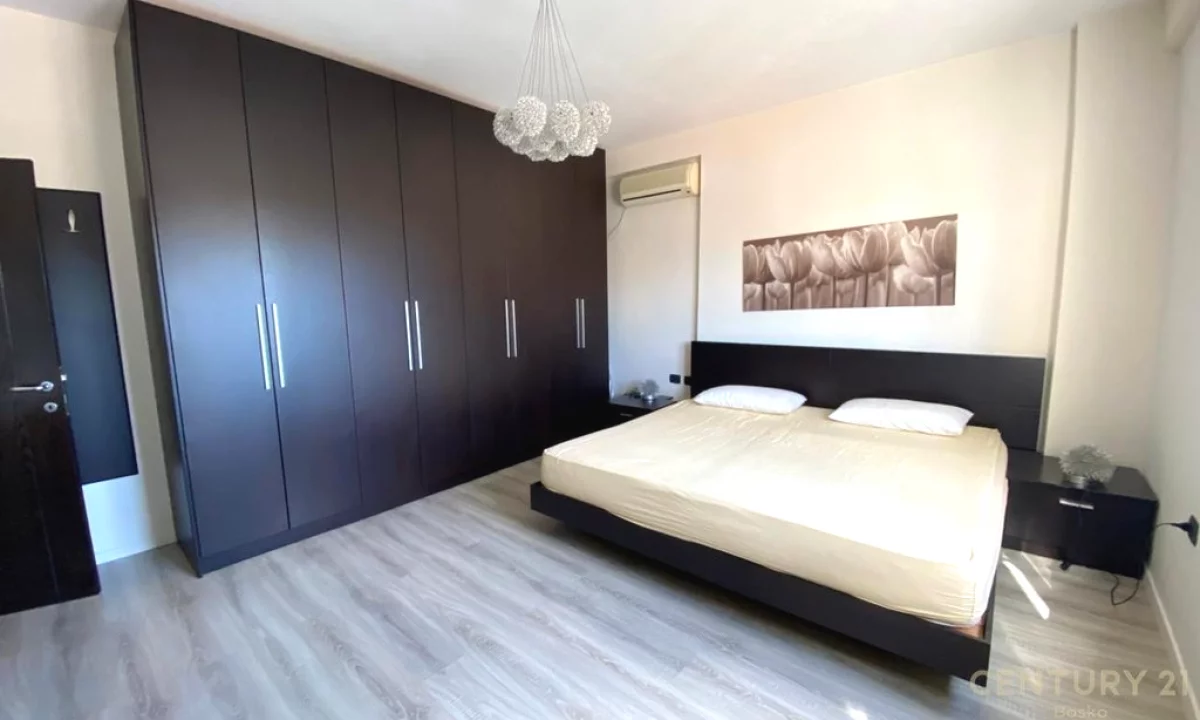 Shtepi ne shitje Apartament ne Tirane, 2+1, Mobilimi Pjeserisht e mobiluar, Pagesa 230,000  Euro.