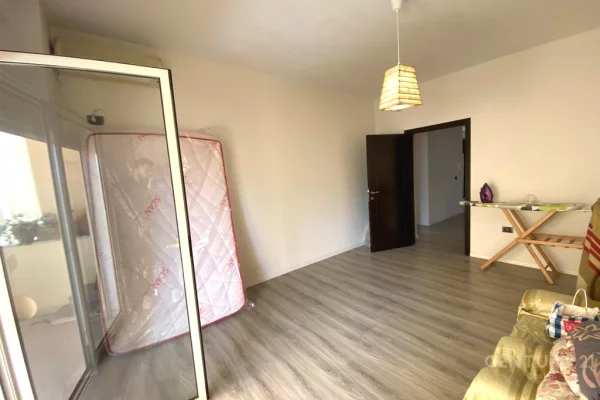 Shtepi ne shitje Apartament ne Tirane, 2+1, Mobilimi Pjeserisht e mobiluar, Pagesa 230,000  Euro.