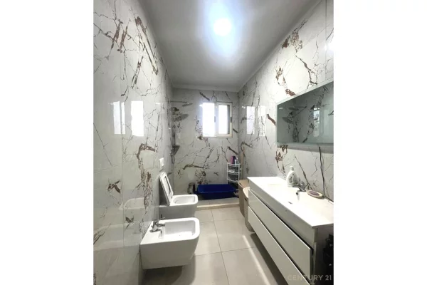 Shtepi ne shitje Penthose(kati i fundit panoramik) ne Tirane, 2+1, Mobilimi E mobiluar, Pagesa 280,000  Euro.