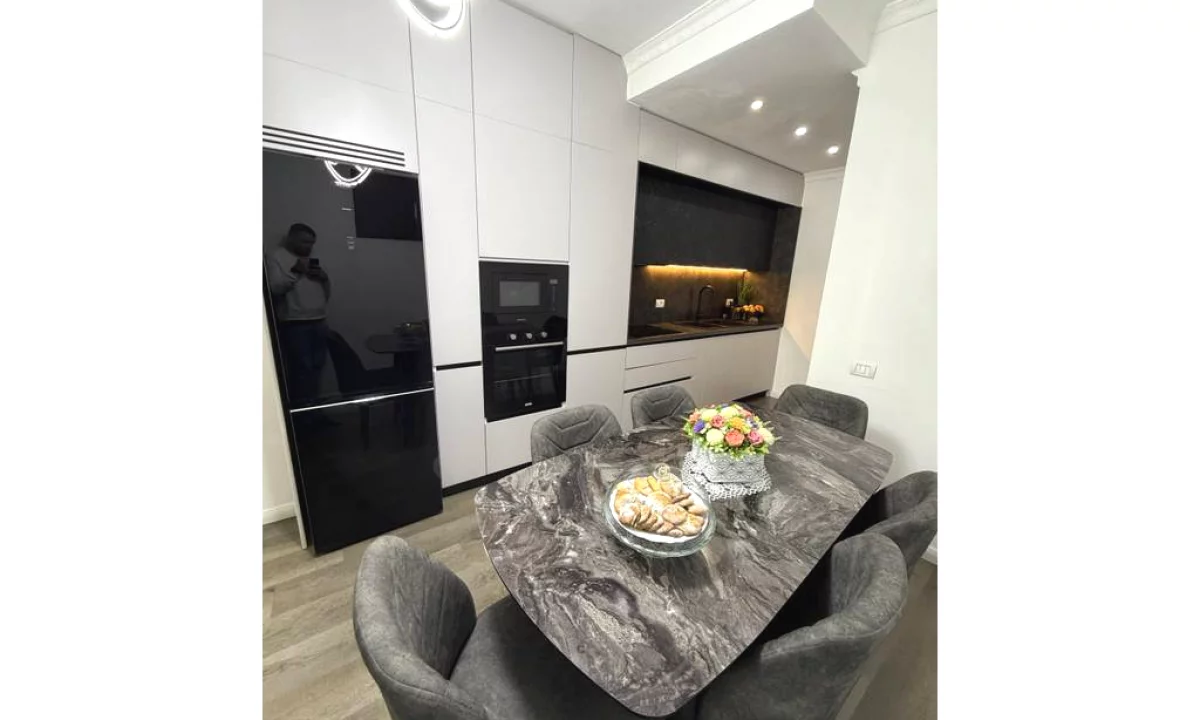 Shtepi ne shitje Apartament ne Tirane, 2+1, Mobilimi E mobiluar, Pagesa 203,000  Euro.