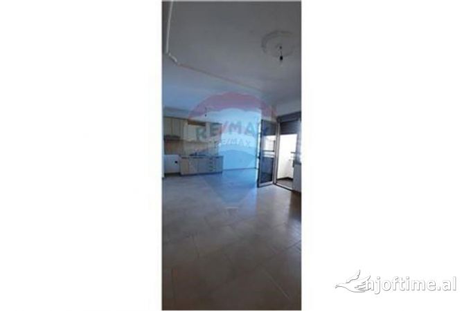 Ambiente Commerciale in Affitto 3+1 a Tirana - 600 Euro