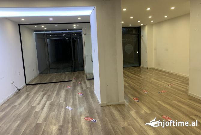 Ambiente Commerciale in Affitto 1+1 a Tirana - 1,700 Euro