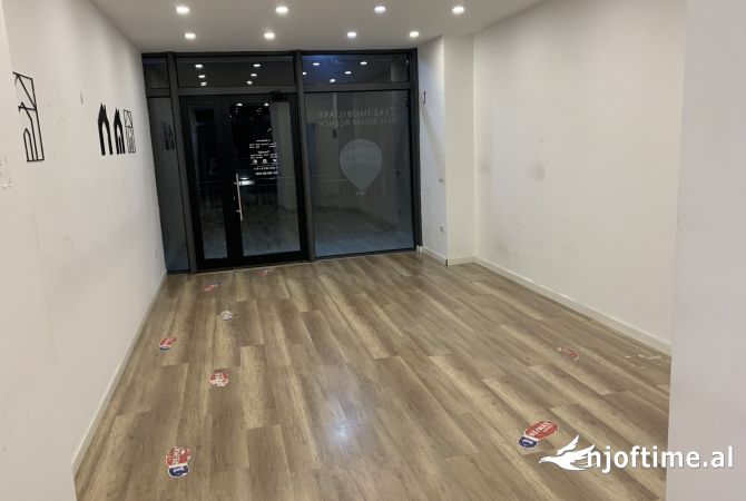 Ambiente Commerciale in Affitto 1+1 a Tirana - 1,700 Euro