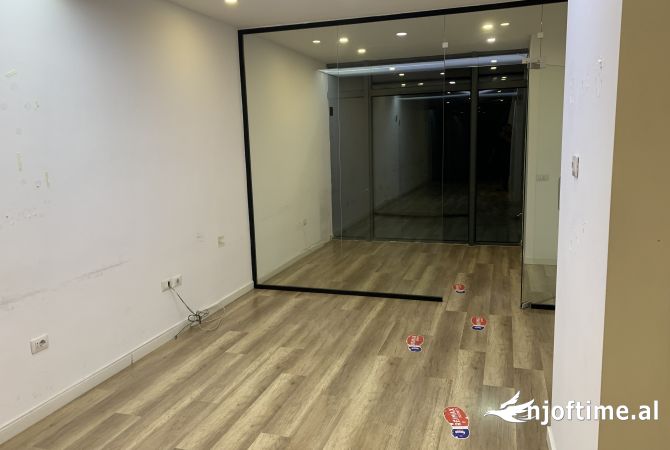 Ambiente Commerciale in Affitto 1+1 a Tirana - 1,700 Euro