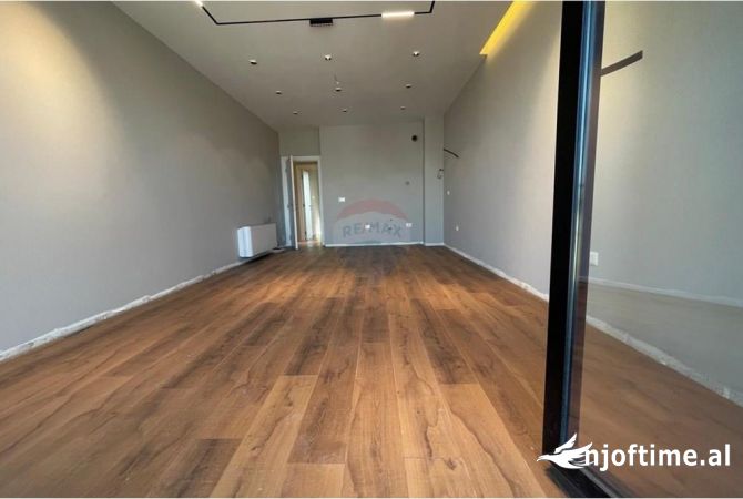 Ambiente Commerciale in Affitto 3+1 a Tirana - 700 Euro