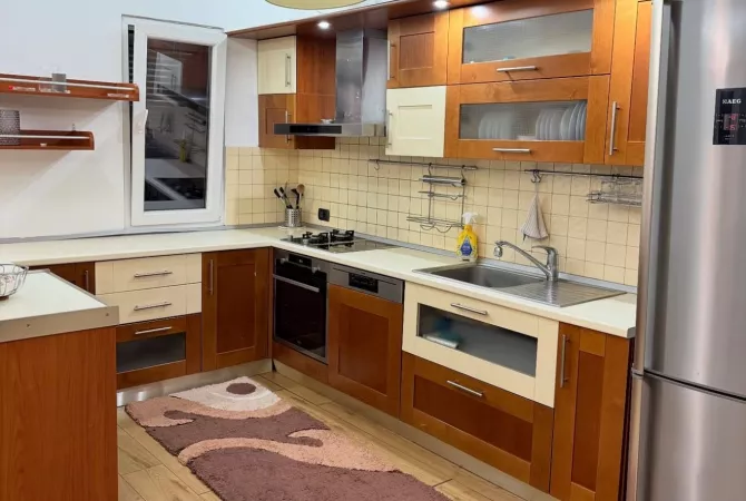 Appartamento in affitto a Tirana 2+1, Arredato