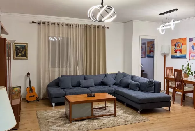 Apartament 2+1+parking me qera, tek Komuna e Parisit