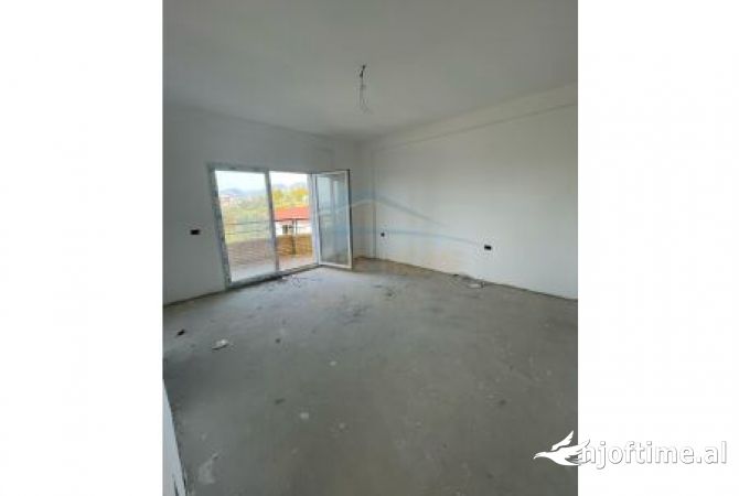 Shtepi ne shitje Apartament ne Tirane, 3+1, Mobilimi Bosh, pa mobiluar, Pagesa 228,000  Euro.
