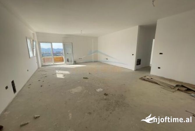 Shtepi ne shitje Apartament ne Tirane, 3+1, Mobilimi Bosh, pa mobiluar, Pagesa 228,000  Euro.