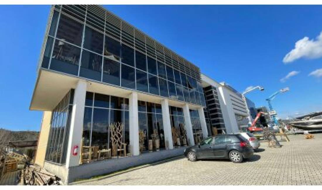 Godine sherbimi Polifunksional 2 kt me 1 kt Podrum, ne Shitje ne Autostraden Tirane-Durres.AREA38966