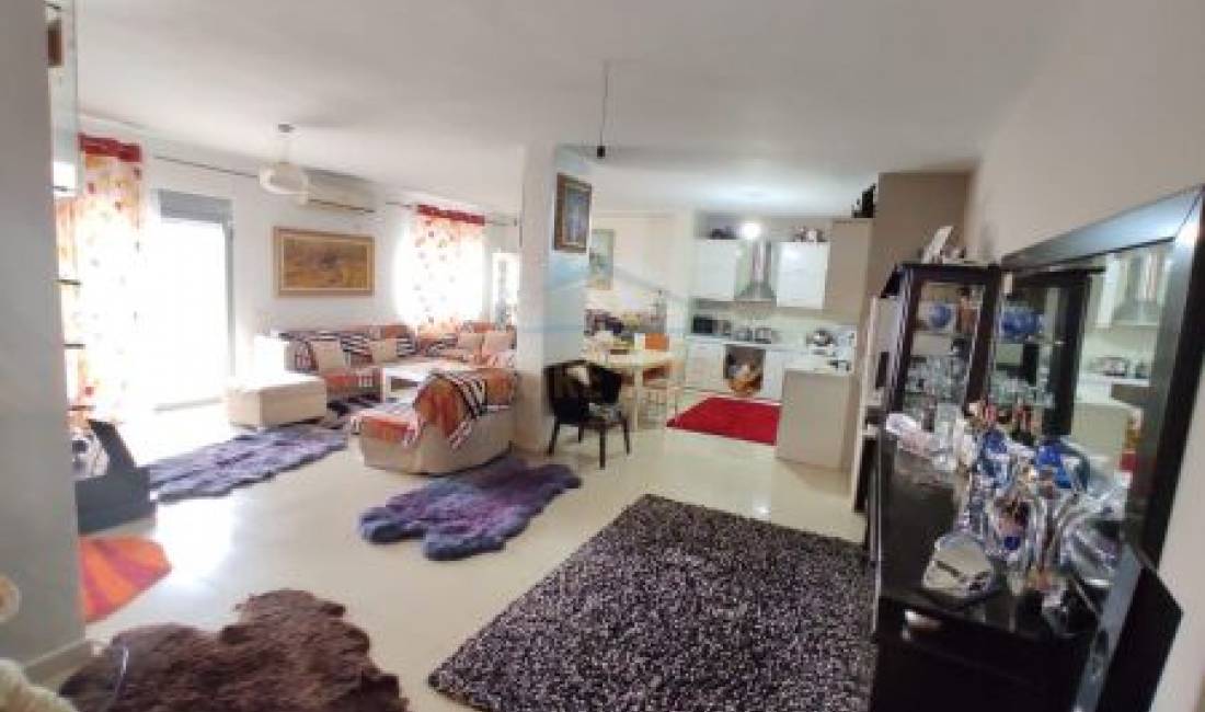Shtepi ne shitje Apartament ne Tirane, 3+1, Mobilimi E mobiluar, Pagesa 210,000  Euro.