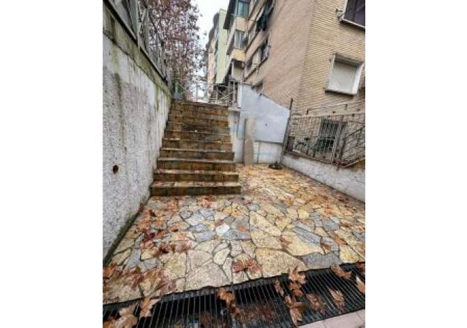 Qera, Dyqan, në Medrese, Tiranë. AREA39148 