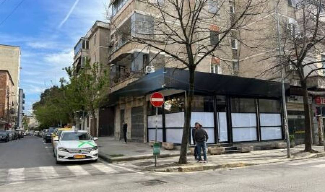 Shitet, Ambient Komercial, Rruga Hoxha Tasim, prane Pazarit te Ri, Tirane. AREA39670