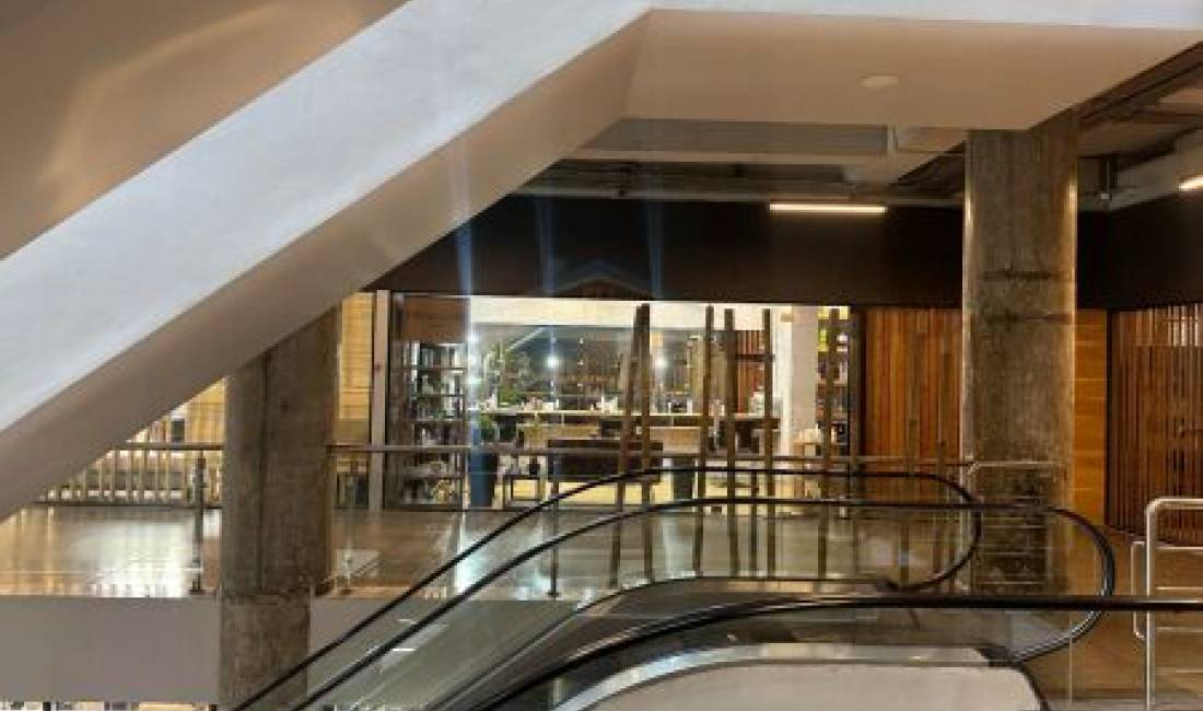 Shitje, Ambient Biznesi, Qendra Olympia, Sheshi Willson, Tirane AREA41873   