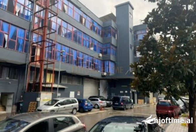 Ambiente Commerciale in Affitto 1+1 a Tirana - 8,400 Euro