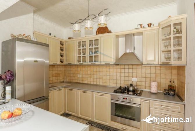 Appartamento in vendita a Tirana 3+1, Arredato