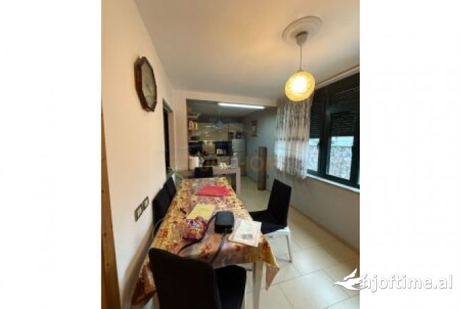 Shtepi me qera Apartament ne Tirane, 3+1, Mobilimi E mobiluar, Pagesa 750  Euro.