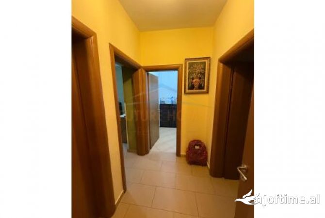 Shtepi me qera Apartament ne Tirane, 3+1, Mobilimi E mobiluar, Pagesa 750  Euro.