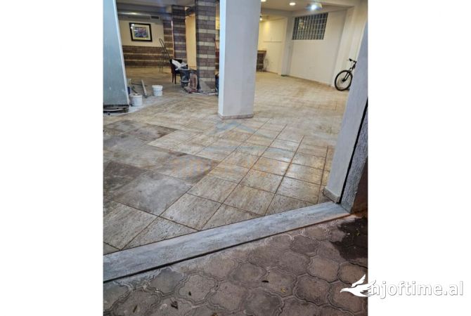 Qera, Ambient Komercial, prane Rruges Jordan Misja, Tirane. AREA49871   