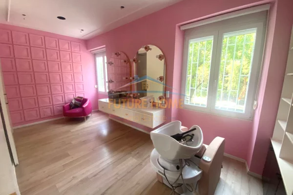 Qera, Njesi Komerciale, prane ne Stadiumit Dinamo. AREA51118   