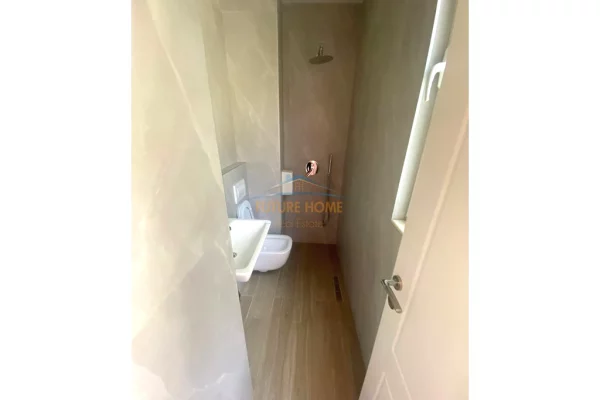 Qera, Njesi Komerciale, prane ne Stadiumit Dinamo. AREA51118   