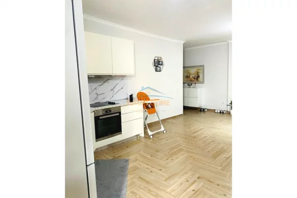 Shtepi me qera Apartament ne Tirane, 2+1, Mobilimi Pjeserisht e mobiluar, Pagesa 650  Euro.