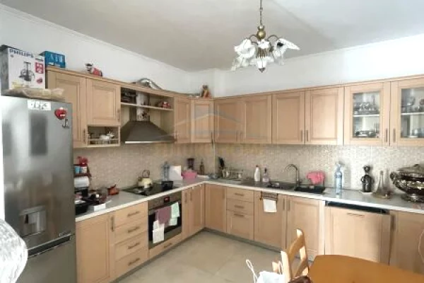 Appartamento in vendita a Tirana 2+1, Arredato