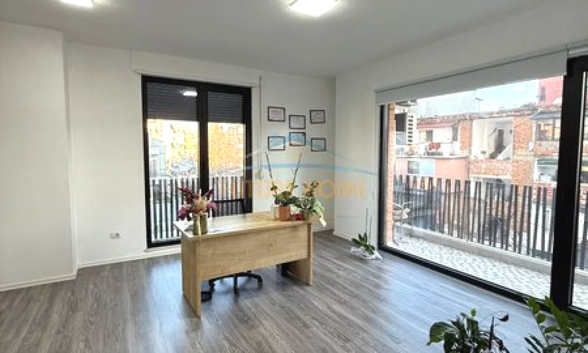 Appartamento in vendita a Tirana 1+1, SemiArredato