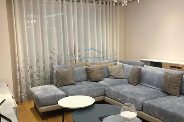 Shtepi me qera Apartament ne Tirane, 3+1, Mobilimi E mobiluar, Pagesa 900  Euro.