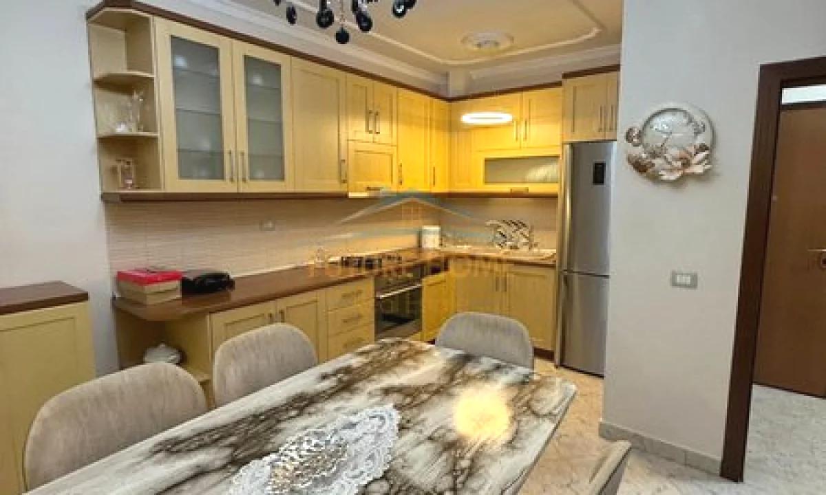 Appartamento in vendita a Tirana 2+1, Arredato