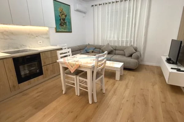 Shtepi me qera Apartament ne Tirane, 2+1, Mobilimi E mobiluar, Pagesa 550  Euro.