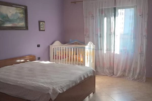 Shtepi me qera Apartament ne Tirane, 3+1, Mobilimi E mobiluar, Pagesa 550  Euro.