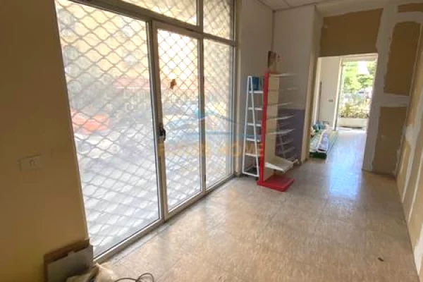 Shitet, Ambient Biznesi, Rruga Bajram Curri, Tirane.