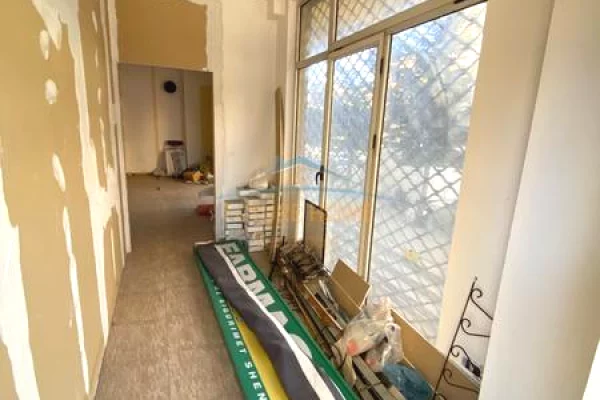 Shitet, Ambient Biznesi, Rruga Bajram Curri, Tirane.