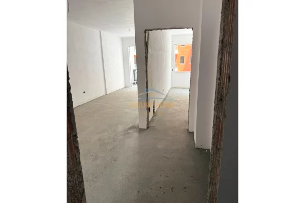 Shtepi ne shitje Apartament ne Tirane, 1+1, Mobilimi Bosh, pa mobiluar, Pagesa 76,200  Euro.