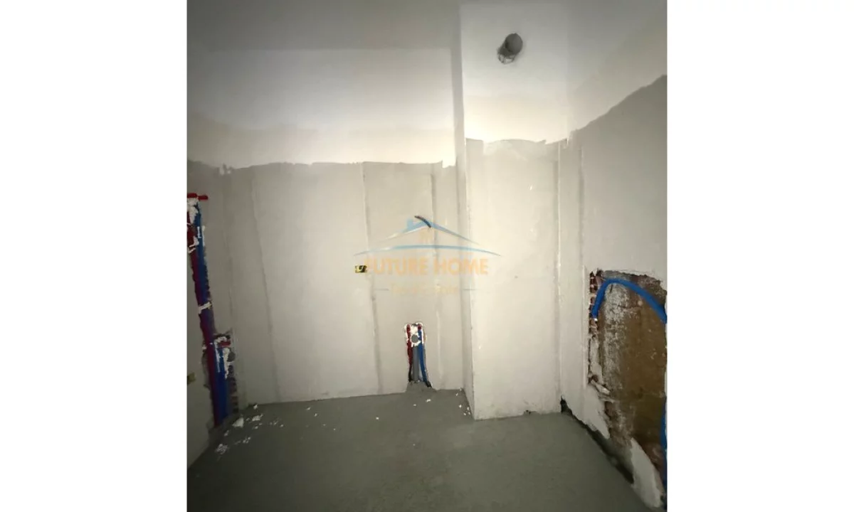 Shtepi ne shitje Apartament ne Tirane, 2+1, Mobilimi Bosh, pa mobiluar, Pagesa 114,000  Euro.