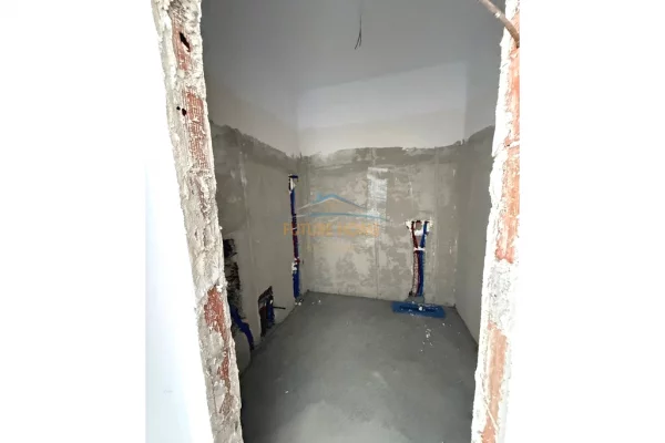 Shtepi ne shitje Apartament ne Tirane, 1+1, Mobilimi Bosh, pa mobiluar, Pagesa 90,000  Euro.