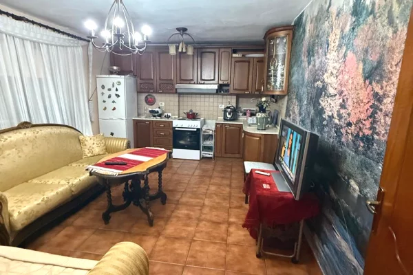 Shtepi ne shitje Apartament ne Tirane, 2+1, Mobilimi E mobiluar, Pagesa 182,000  Euro.