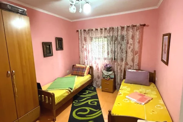 Shtepi ne shitje Shtepi Private ne Tirane, 2+1, Mobilimi E mobiluar, Pagesa 12,000,000  Leke.