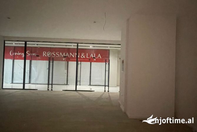 Ambiente Commerciale in Vendita 1+1 a Tirana - 415,000 Euro
