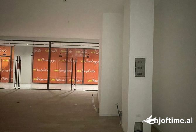 Ambiente Commerciale in Vendita 1+1 a Tirana - 415,000 Euro