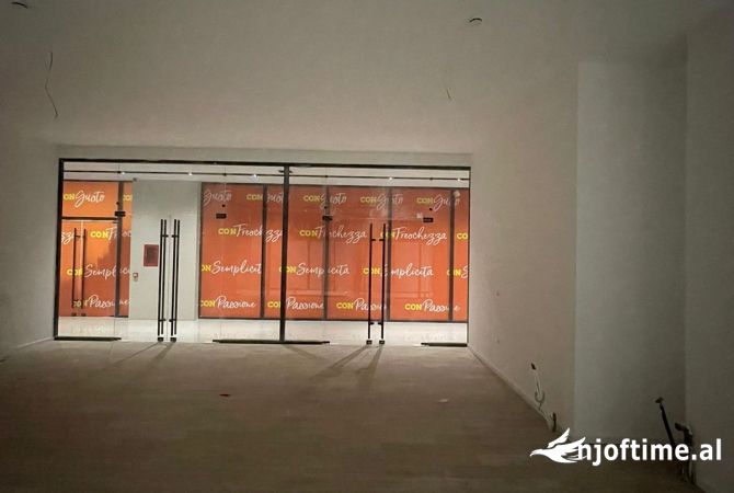 Ambiente Commerciale in Vendita 1+1 a Tirana - 415,000 Euro