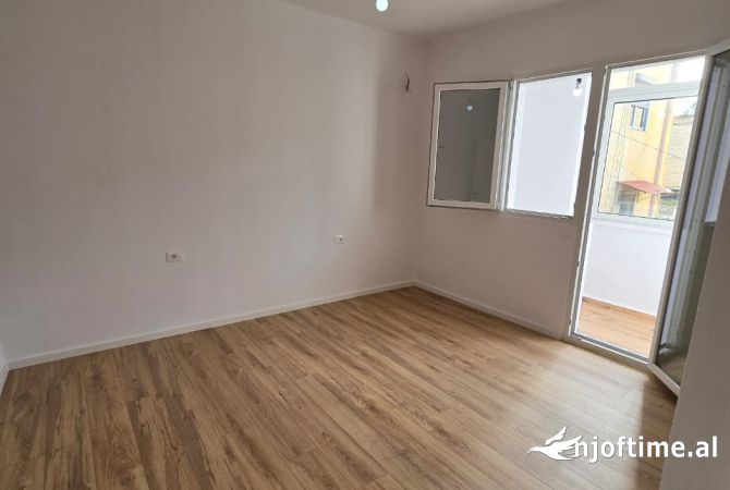 Shtepi ne shitje Apartament ne Tirane, 2+1, Mobilimi Bosh, pa mobiluar, Pagesa 129,000  Euro.