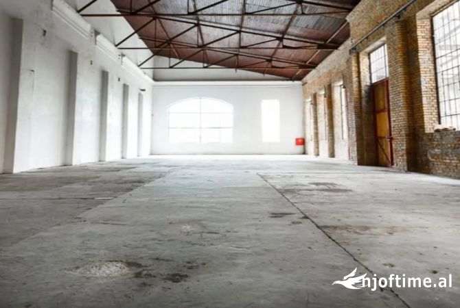 Ambiente Commerciale in Affitto 4+1 a Tirana - 1,400 Euro