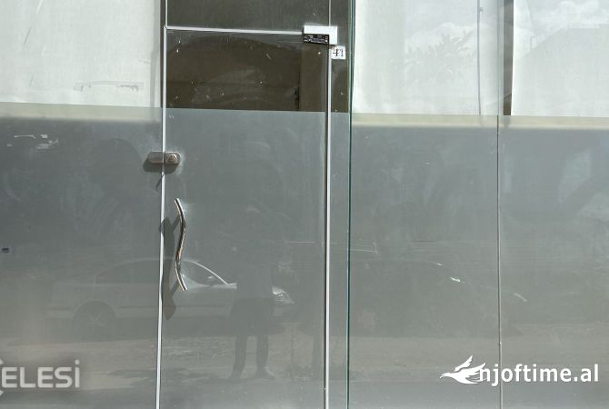 Ambiente Commerciale in Affitto 1+1 a Tirana - 30,000 Leke