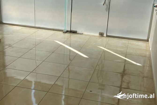 Ambiente Commerciale in Affitto 1+1 a Tirana - 30,000 Leke