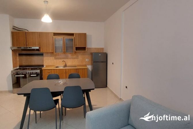 Jepet apartament 1+1 me qera rruga elbasanit