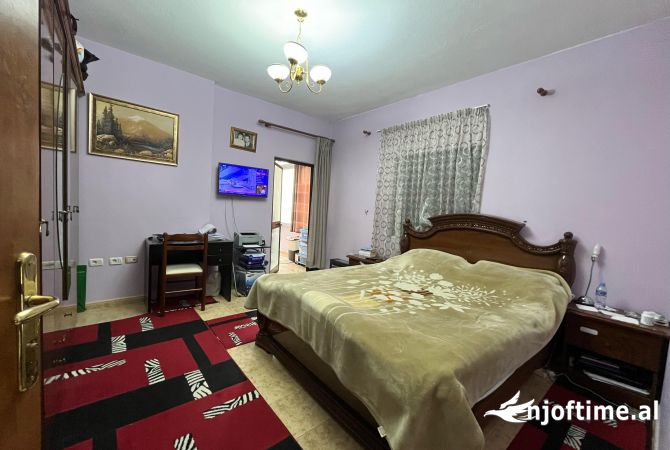 Shtepi ne shitje Apartament ne Tirane, 3+1, Mobilimi Bosh, pa mobiluar, Pagesa 310,500  Euro.
