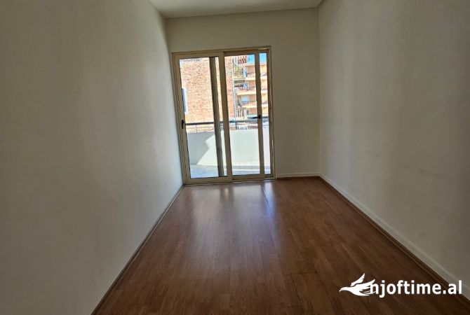Ambiente Commerciale in Affitto 3+1 a Tirana - 1,500 Euro