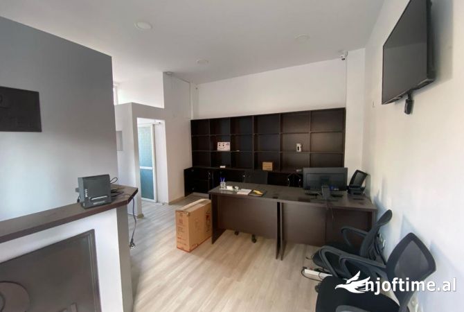 Ambiente Commerciale in Affitto 1+1 a Tirana - 700 Euro